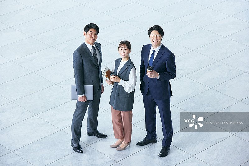 三位日本商务人士站在一起图片素材