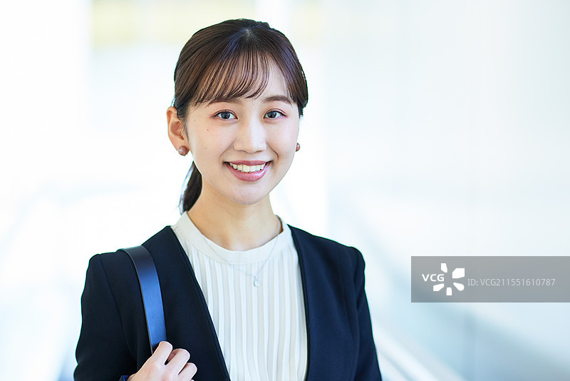 穿着商务套装微笑的日本女性图片素材
