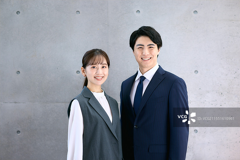 一位年轻的日本男女穿着商务服装图片素材