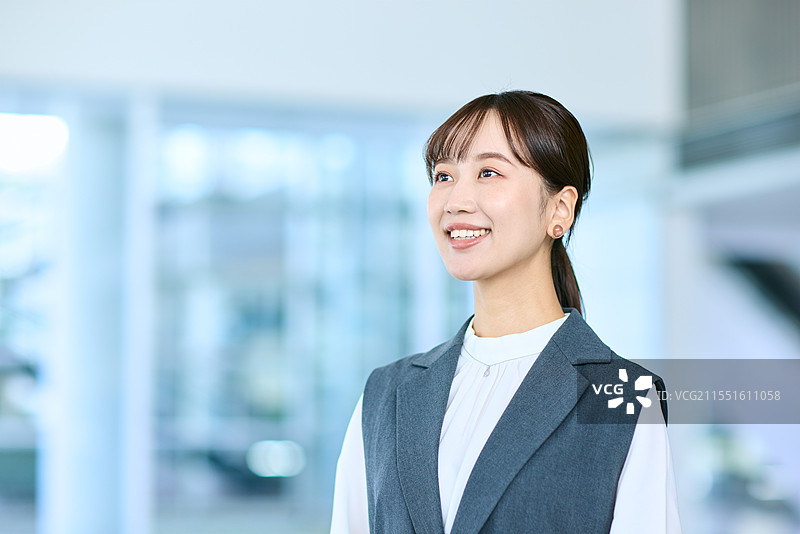微笑的日本女商人在办公室里图片素材