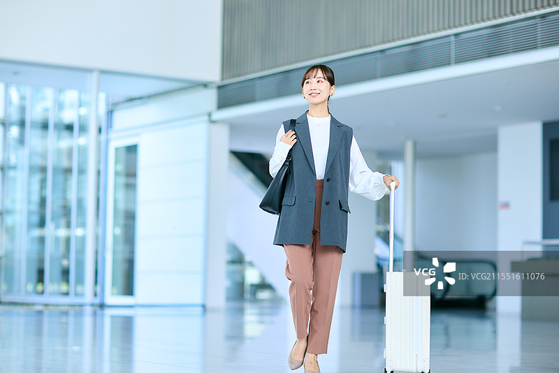 拿着行李箱的日本女性在机场走动图片素材