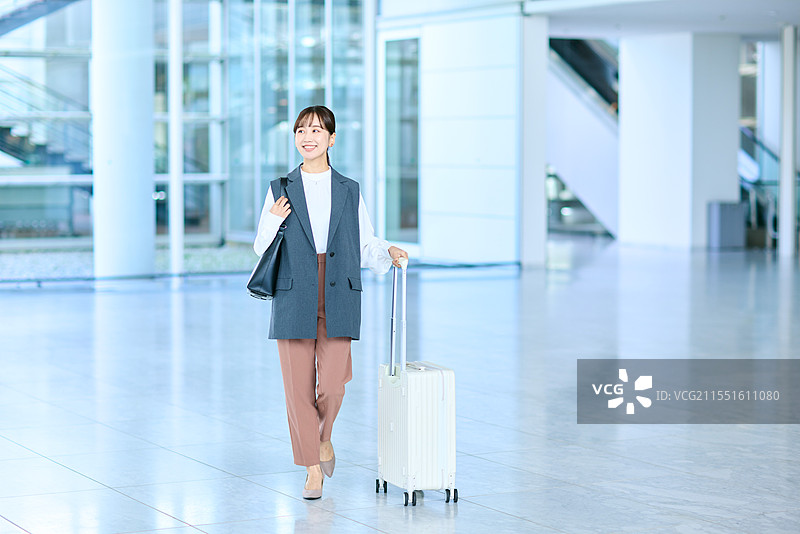 机场内提着行李箱的日本女性图片素材