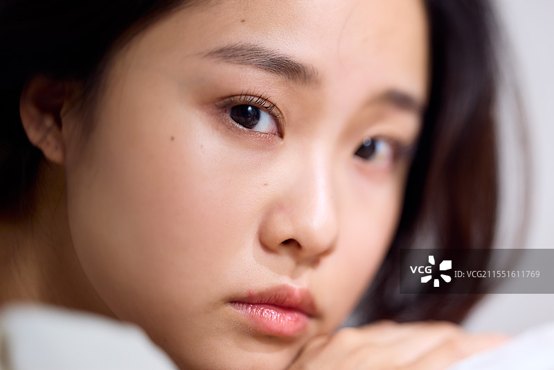 穿着白衬衫的黑发日本女性图片素材