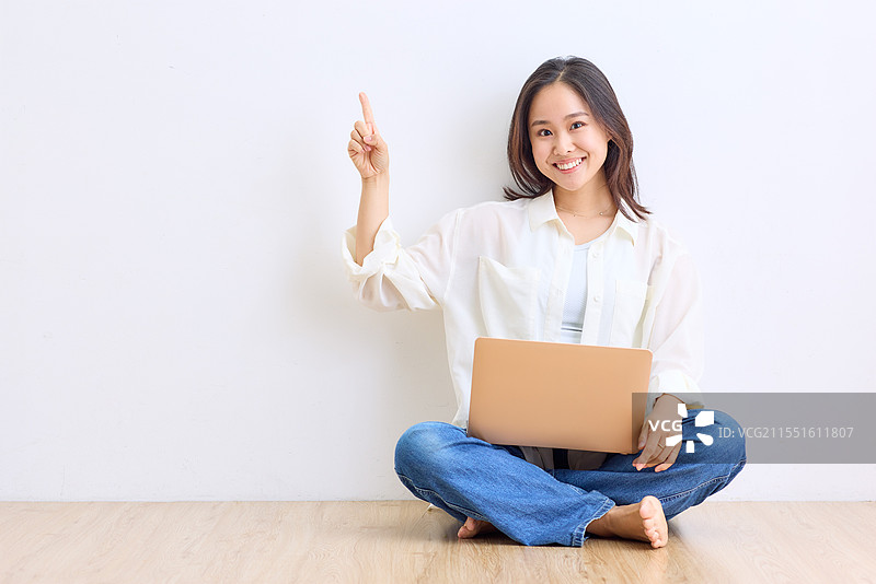 坐在地板上的日本女性图片素材