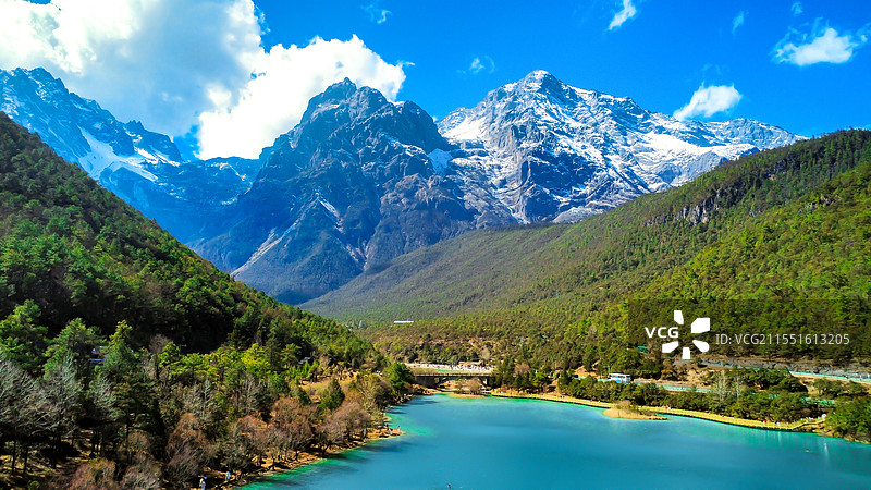 云南丽江蓝天白云下的玉龙雪山山脚下纯净的蓝月谷蓝色湖泊图片素材