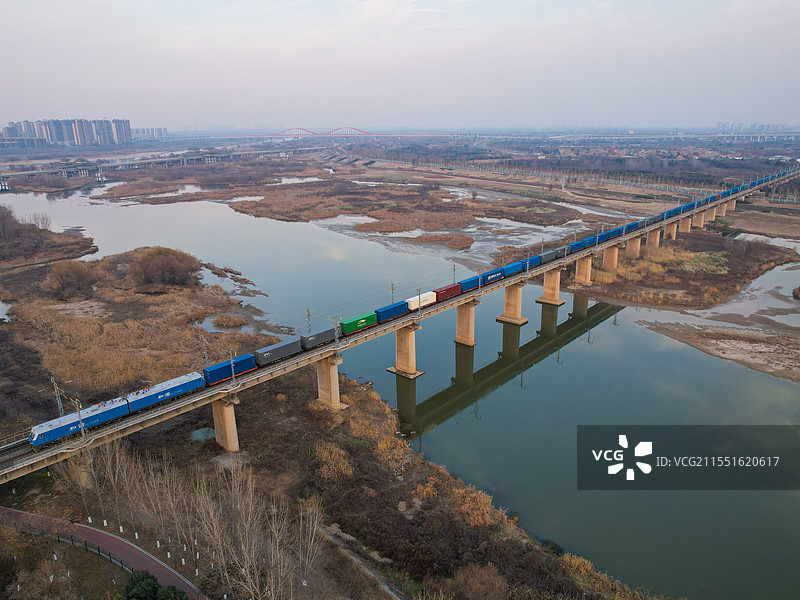 中欧班列驰骋西安浐灞生态园图片素材