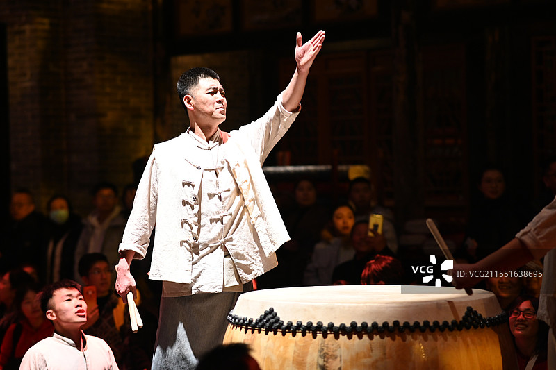 《又见平遥》演出剧照，演员正在击鼓图片素材