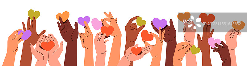 人们举起手，手中握着心形图案图片素材