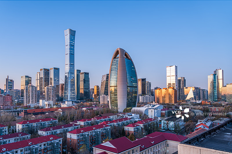 北京风光国贸商圈的现代建筑与居民楼交融图片素材