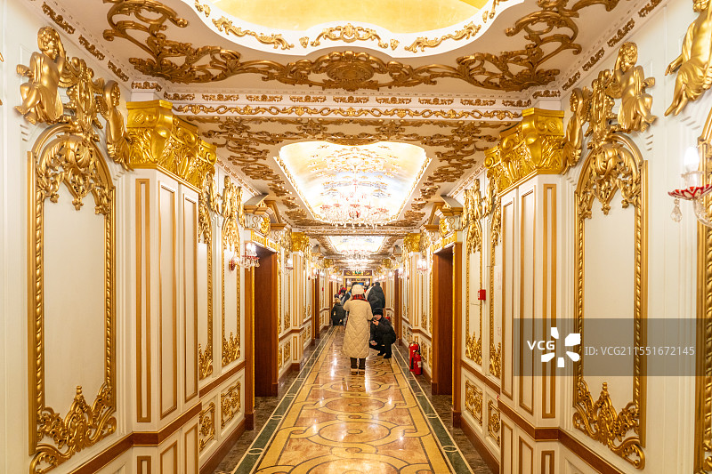 哈尔滨哈药六厂版画博物馆内的欧式风格走廊内景图片素材