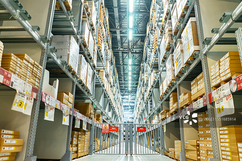 中国生活用品拍摄主题，工厂货架上面摆放着生活用品，室内无人图像摄影图片素材