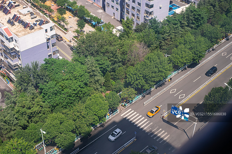 中国城市市风光拍摄主题，高视角俯拍马路公路市区路和拥挤的城市居住区，户外白昼无人图像摄影图片素材