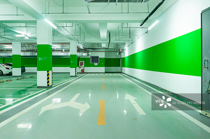 中国城市交通拍摄主题，摩天大楼里明亮的地下停车场宽敞的车库和道路，室内无人图像摄影图片素材