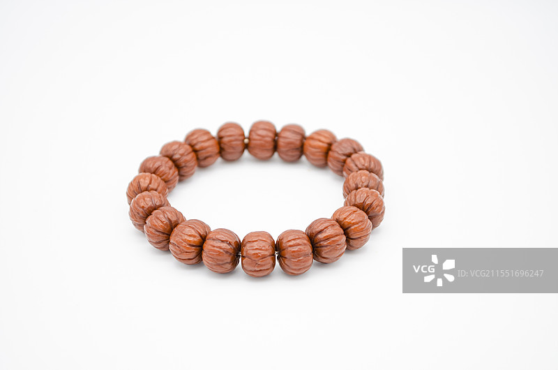 中国文玩拍摄主题，黑色的棕色的椰子壳椰蒂桶珠老形念珠，文玩脖挂手持手串，室内无人影棚拍摄图像摄影图片素材