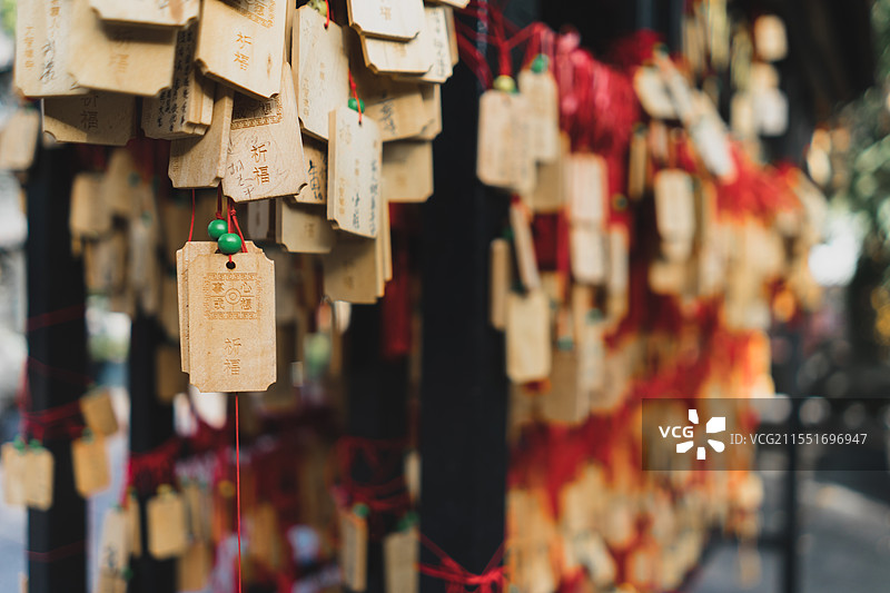 中国寺庙宗教文化拍摄主题，浙江金华东阳横店大智禅寺里的木制的许愿瓶，户外白昼无人图像摄影图片素材