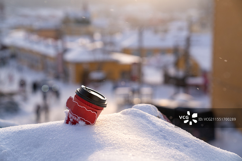 横道河子雪堆上的横道果酒图片素材