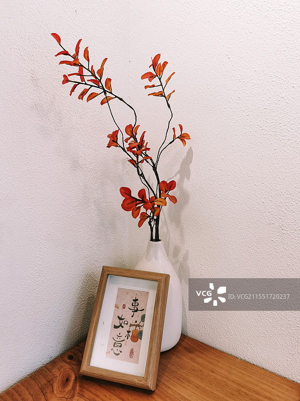 桌面上的一盆工艺花图片素材