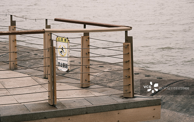 阴天海上码头高角度视图图片素材