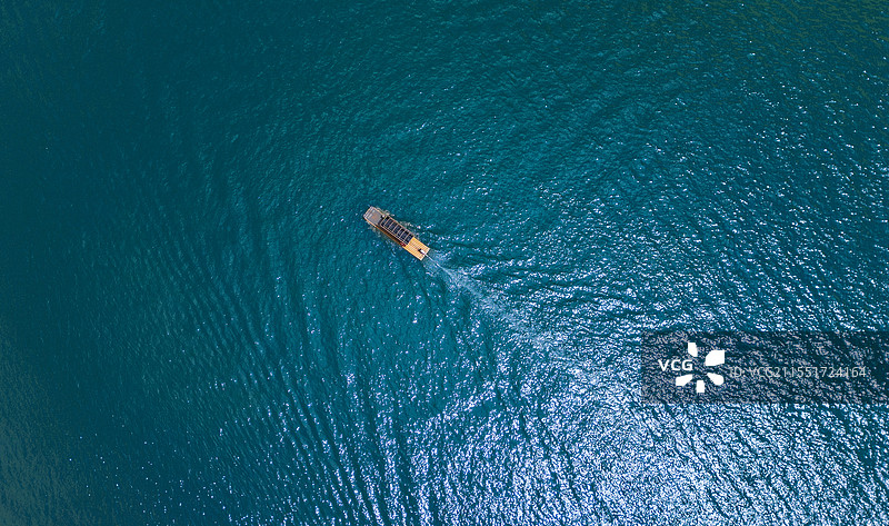 阳朔山水间的孤舟图片素材