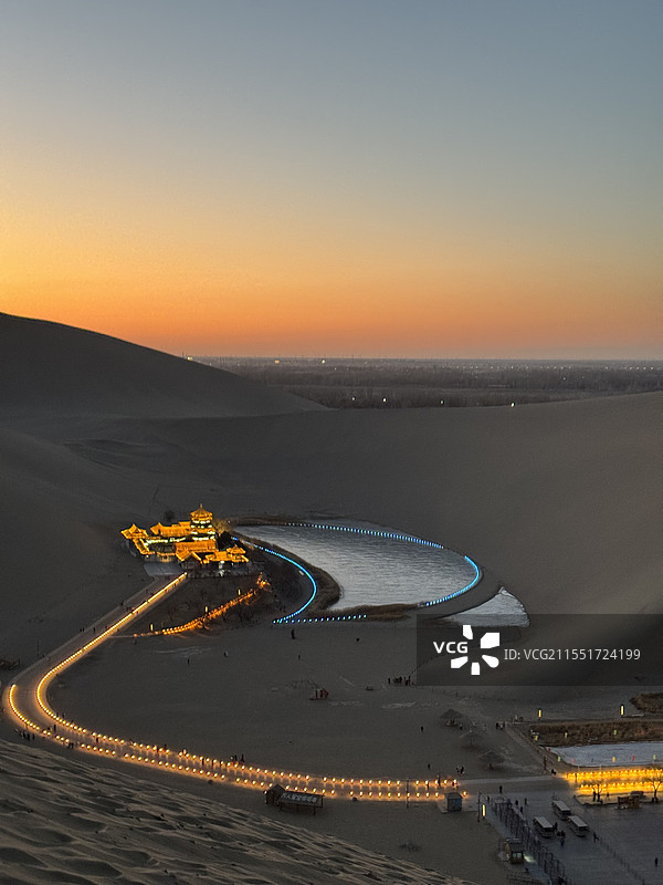 亮灯的月牙泉图片素材