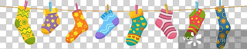 用夹子挂在晾衣绳上的袜子图片素材