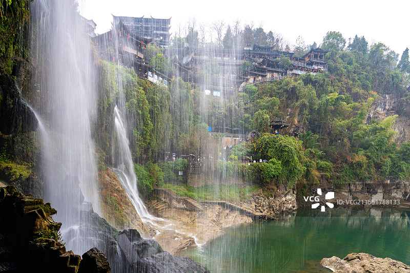 清晨绵绵细雨中无人的湖南湘西芙蓉镇大瀑布美景图片素材
