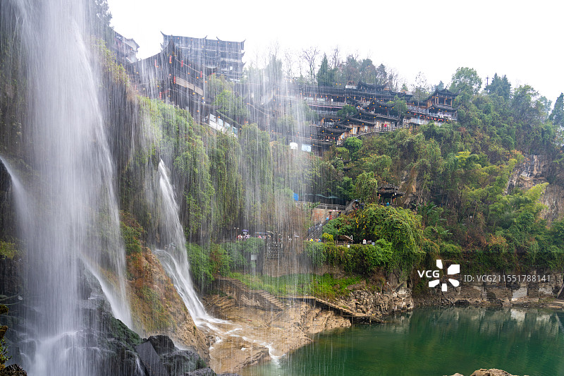 清晨绵绵细雨中无人的湖南湘西芙蓉镇大瀑布美景图片素材