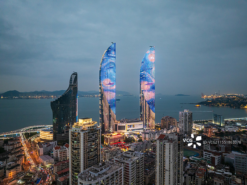 福建省厦门市地标性建筑双子塔世贸海峡大厦建筑夜景风光图片素材