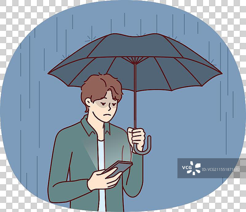 一个悲伤的男人在雨中撑着伞，阅读短信。图片素材