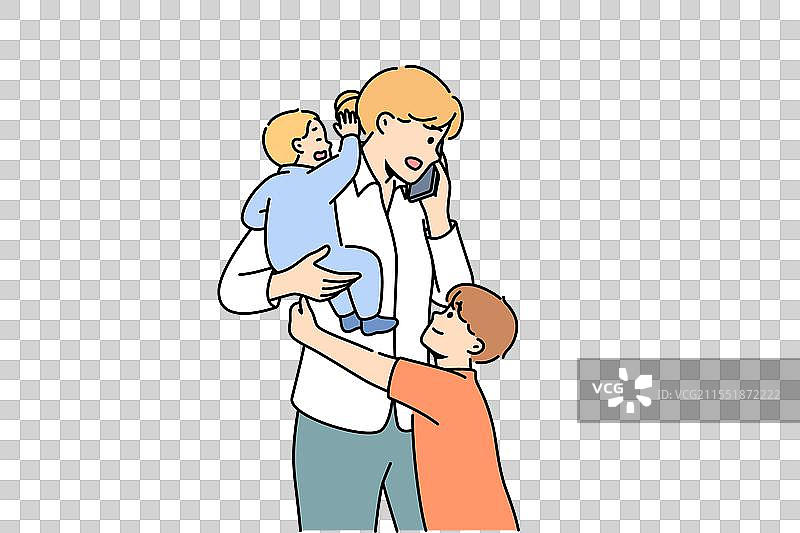 母亲在照看孩子的同时打商务电话图片素材