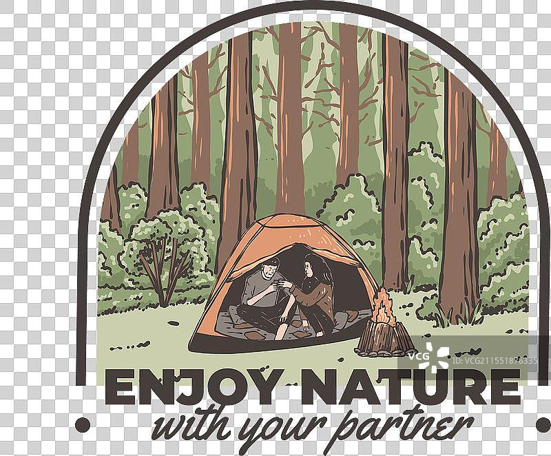 与伴侣在大自然中露营的复古户外场景图片素材