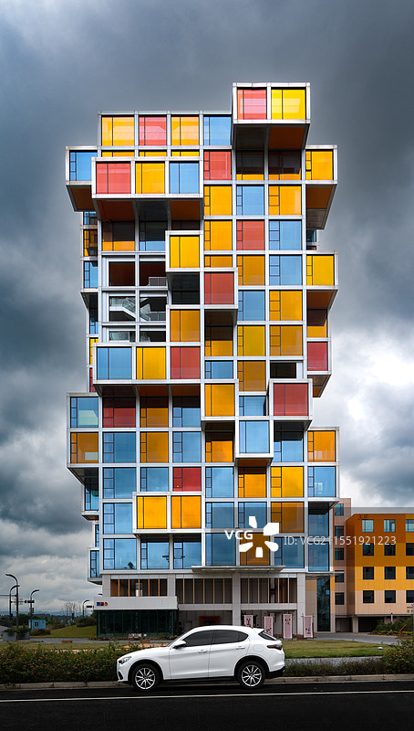 魔方大厦前的汽车图片素材