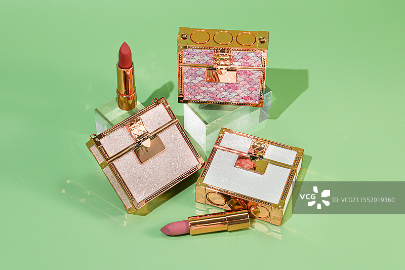 彩妆产品——金属管创意造型口红图片素材