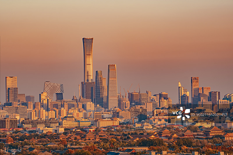 辉日下的北京CBD图片素材