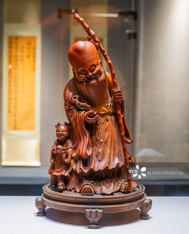 清代竹雕寿星像与蹄足圆形木座图片素材