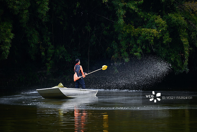 船行水中，宛如一幅流动的水墨画，简约而不失深意图片素材