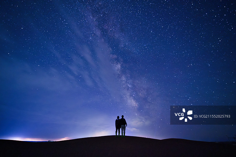 夜鸣沙旅游区：璀璨银河下的静谧时刻图片素材