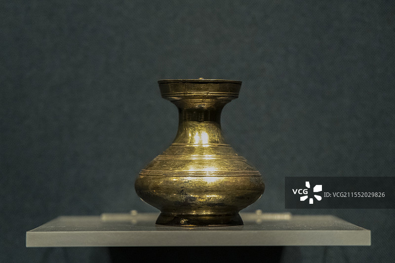 山西博物院“民族熔炉”展：鎏金铜唾壶（北齐·河清元年，山西省寿阳县贾家庄村厍狄迴洛墓出土）图片素材