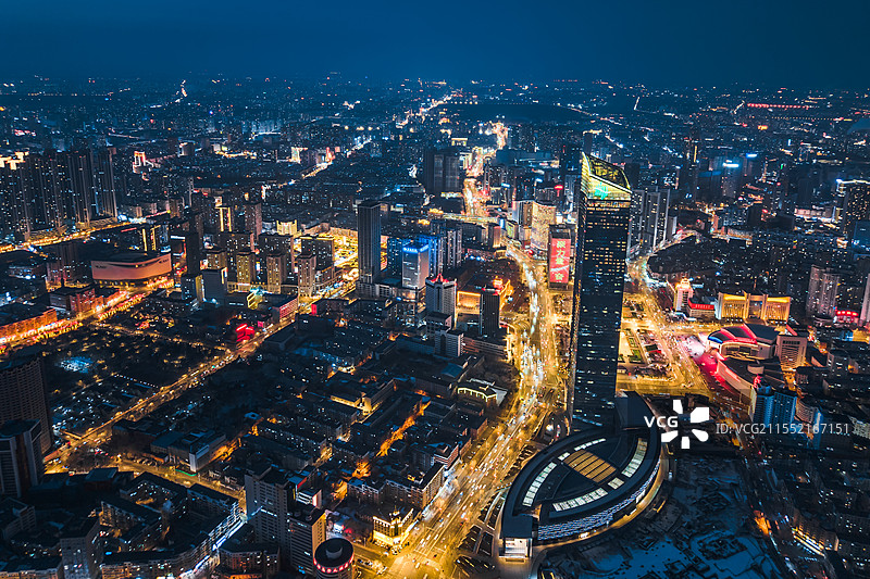 中国辽宁沈阳市府恒隆广场和城市天际线夜景航拍图片素材