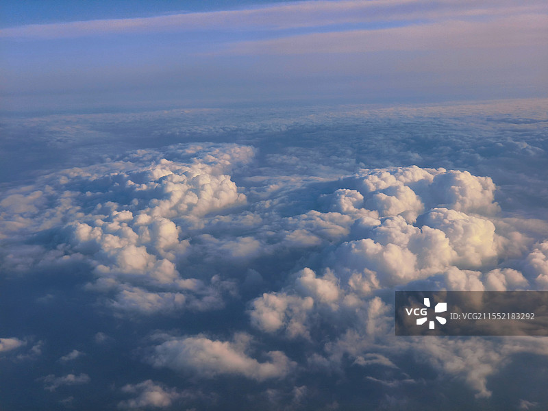 天空中飞行视角阳光下云海图片素材