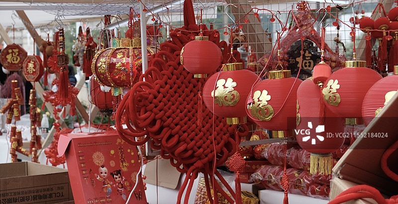 春节时街边的中国结和红灯笼图片素材