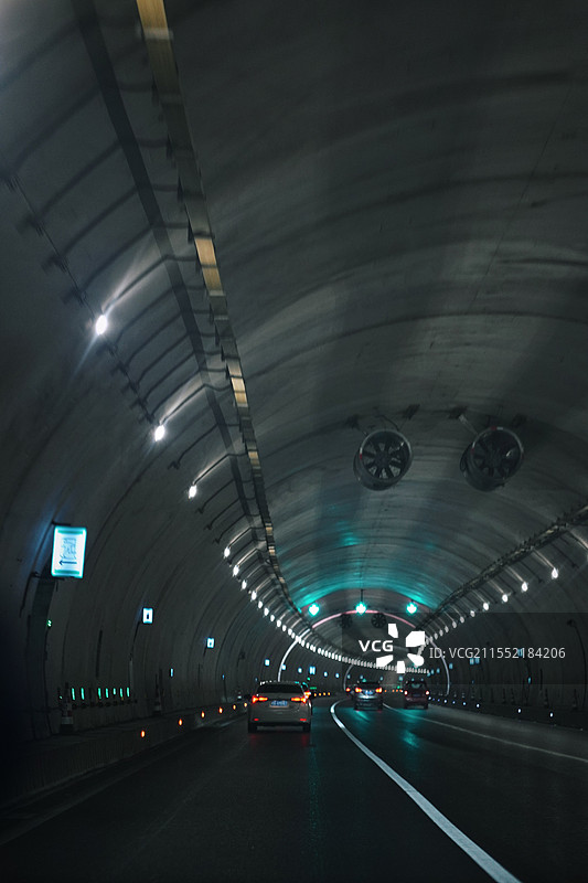 隧道中的车流图片素材