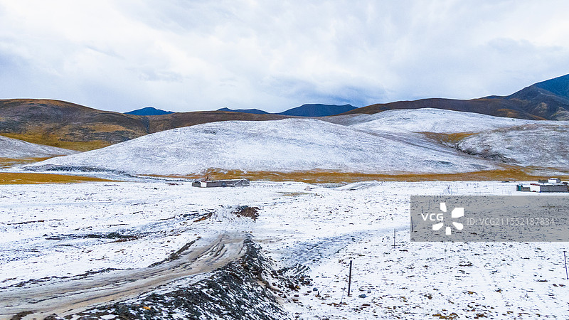 青藏高原风光——雪后巴颜喀拉山图片素材
