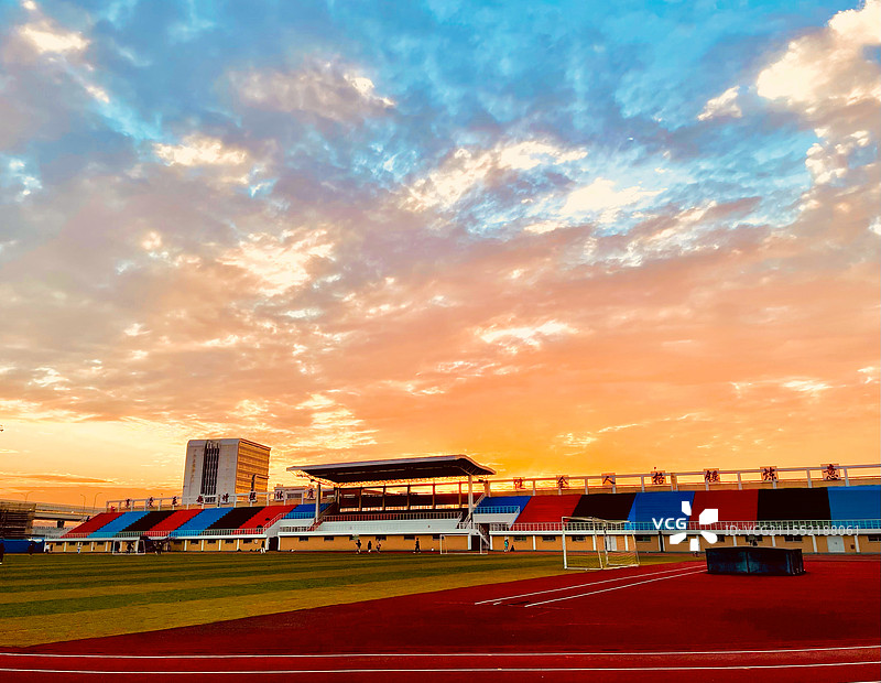 黄昏日落时刻的学校体育馆操场图片素材