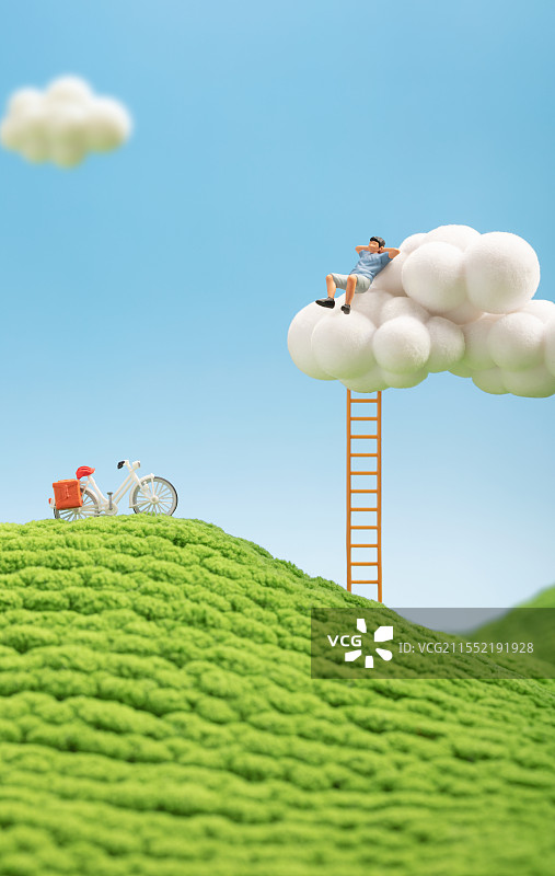 微缩创意春天来了惬意的躺在云朵上休息图片素材