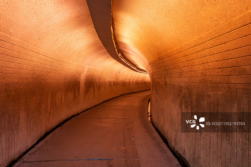光影交错的隧道空间，摄于鼓浪屿笔山洞图片素材