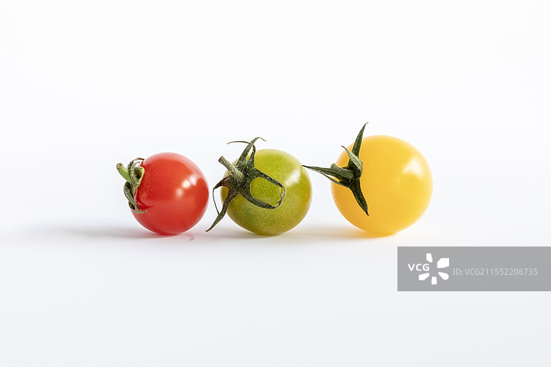 白色背景下的番茄特写镜头图片素材