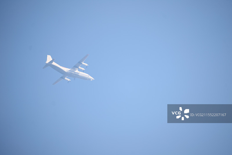 飞机在蓝天下的低角度视图图片素材