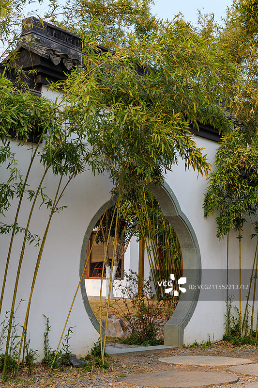 中式园林建筑里的特色圆拱门月洞门白墙竹林图片素材