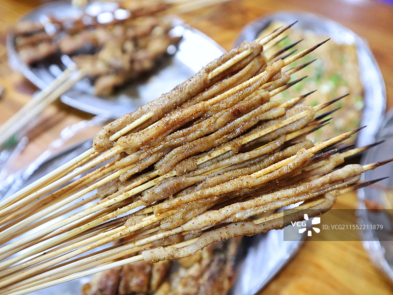 烧烤特写，烤鸭肠图片素材